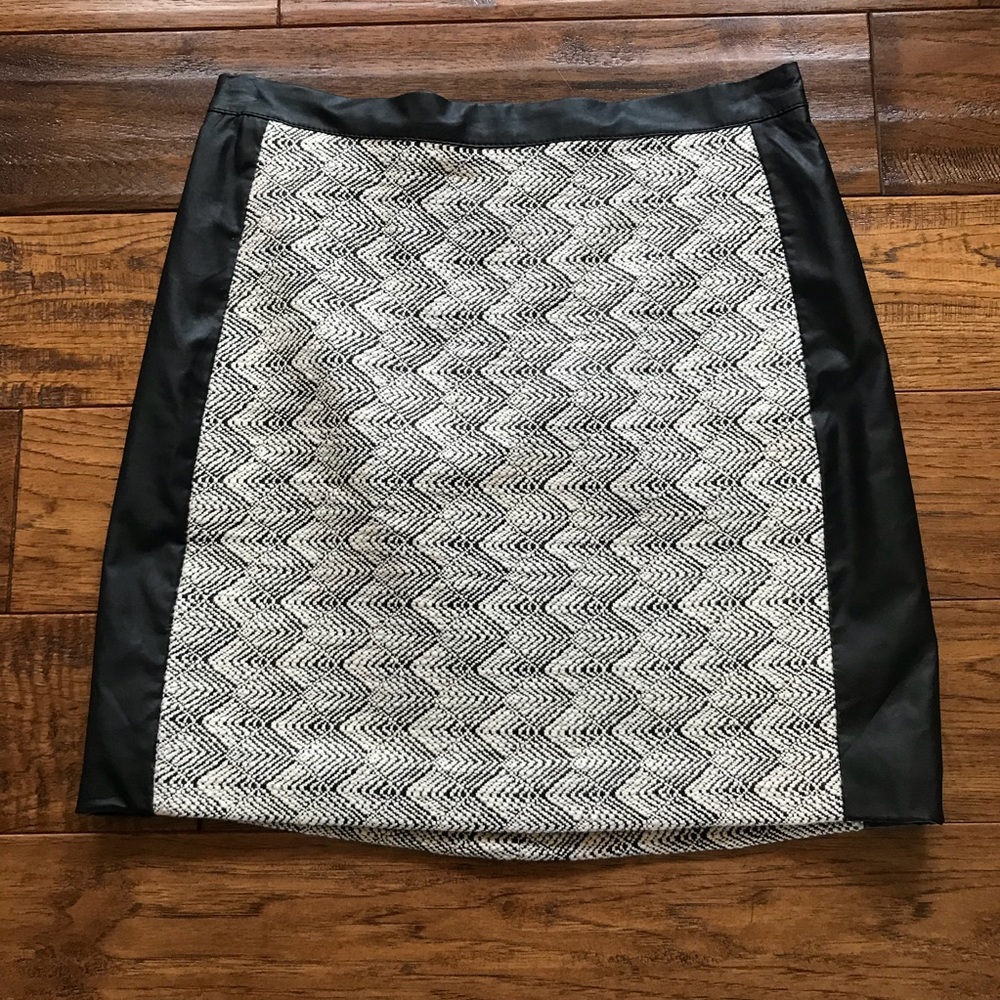 🍁🍁H&M BLACK & WHITE WOVEN SKIRT W/ FAUX LEATHER